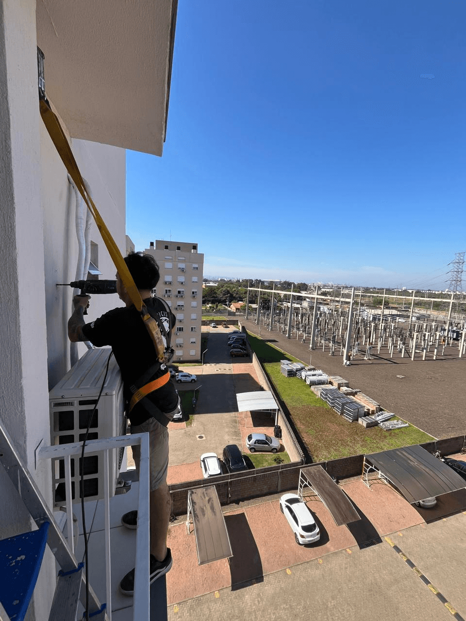 Técnico da GS Climatização realizando serviço em campo
