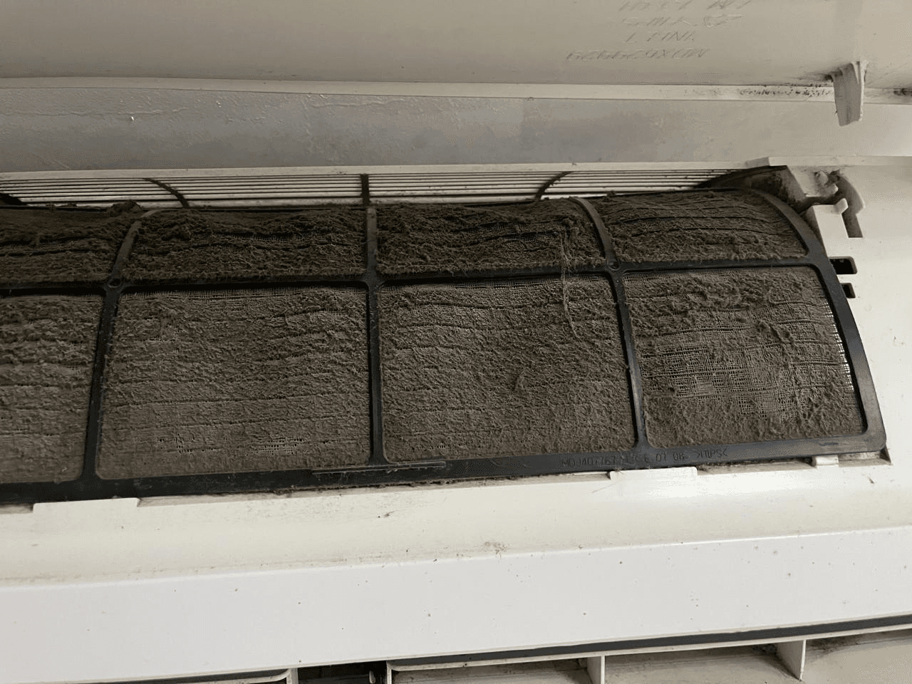 Filtro de ar-condicionado com acúmulo de sujeira antes da higienização