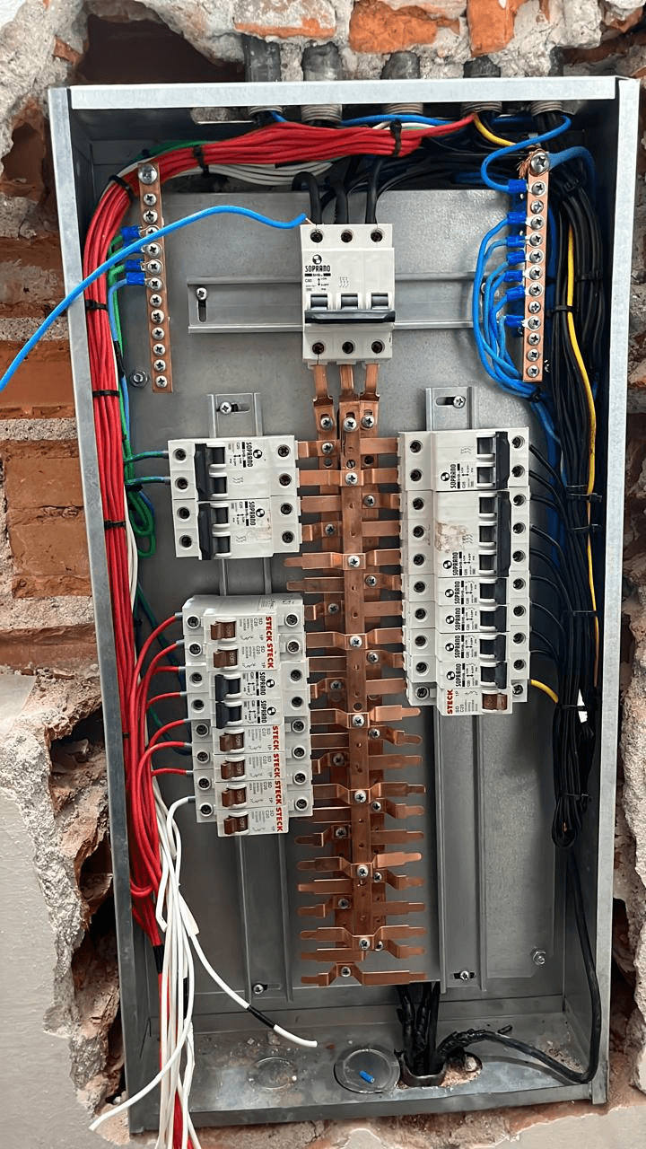 Quadro elétrico com disjuntores após manutenção preventiva